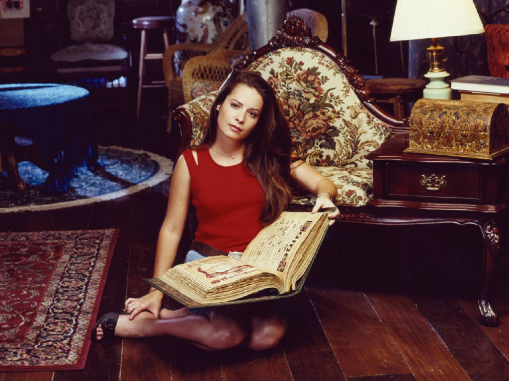 Piper-with-The-Book-of-Shadows-charmed-31508954-1024-768